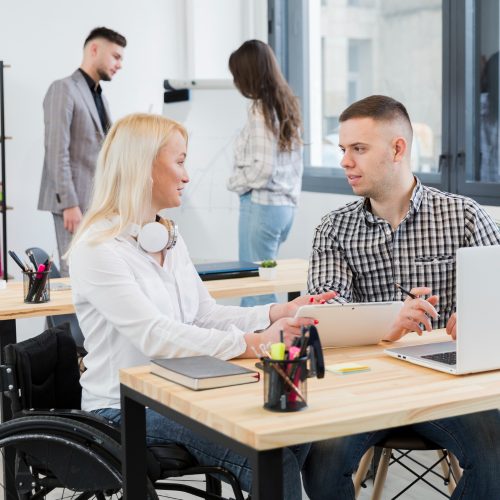 SBV-Weiterbildung-Online_Menschen-im-Buero-am-Schreibtisch-auch-mit-Rollstuhl